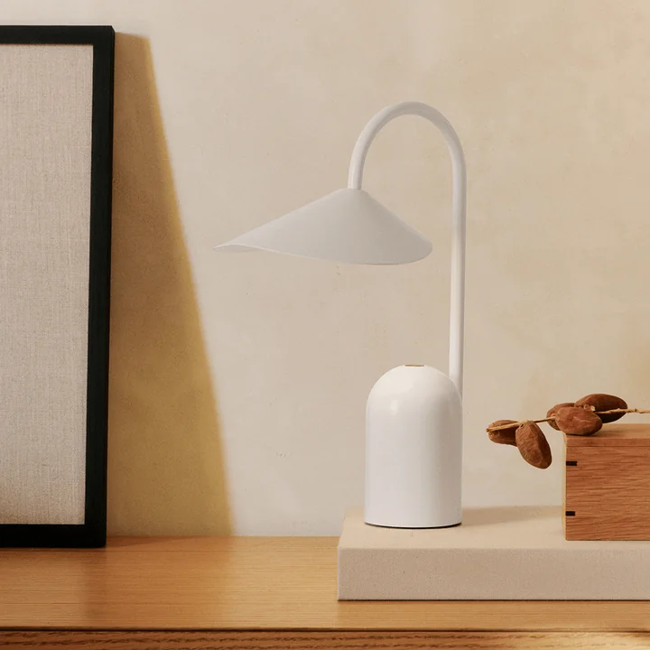 Ferm Living - Arum Akku LED-Tischleuchte, weiss