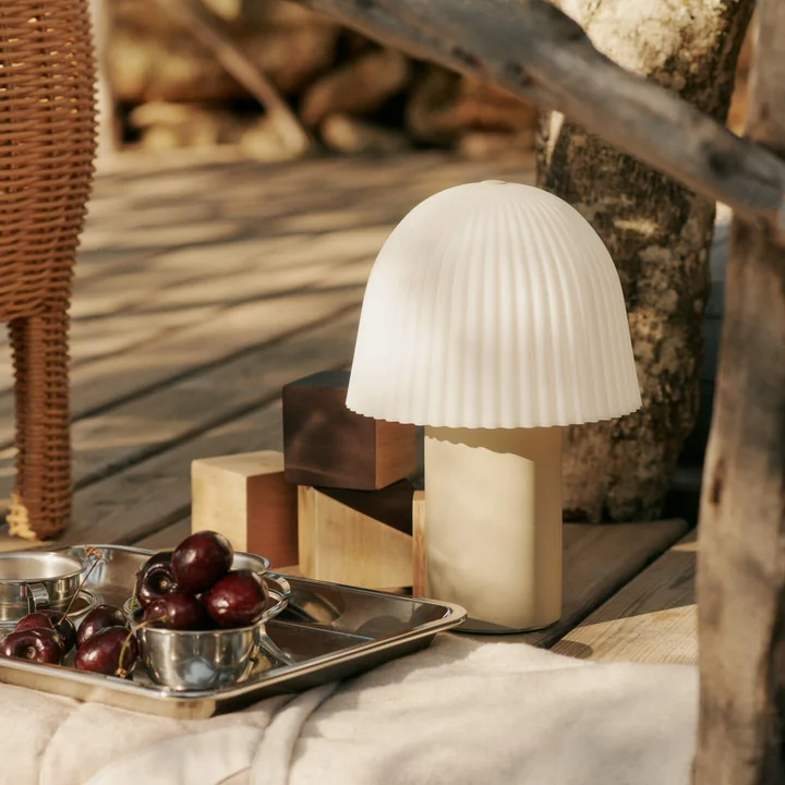 Ferm Living - Frill LED Tischleuchte mit Akku, weiss / kaschmir