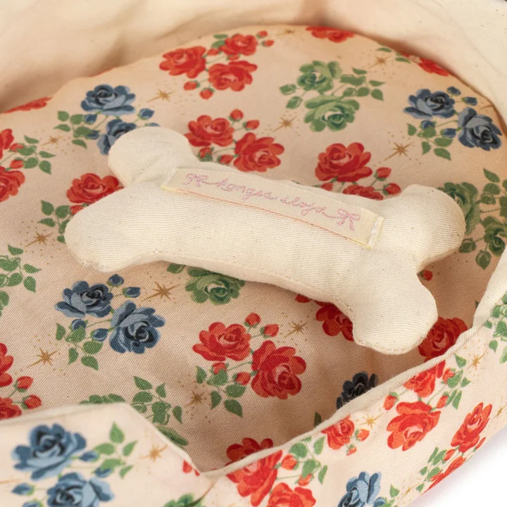 Konges Sløjd - Madeleine Kuscheltier mit Körbchen, Welpe, fiola