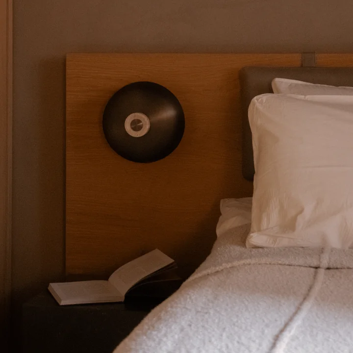 Audo - Reverse LED Wandleuchte, Ø 24 x H 15,5 cm, Messing brüniert / Travertin-Stein (fest verdrahtet)