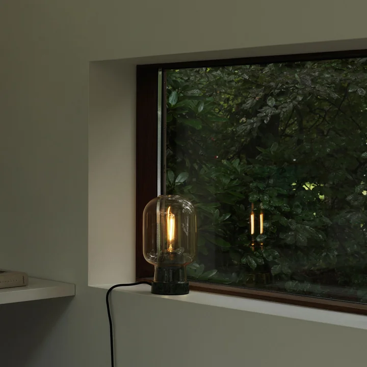 Amp Tischleuchte, Marmor grün / gold von Normann Copenhagen