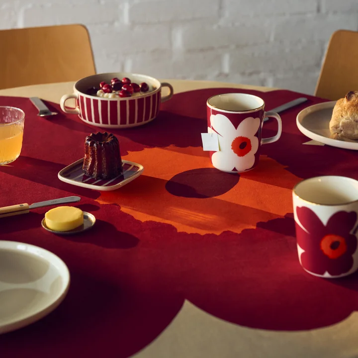 Marimekko - Oiva Juhla Unikko Becher mit Henkel, 250 ml, weiss / burgundy / gold 