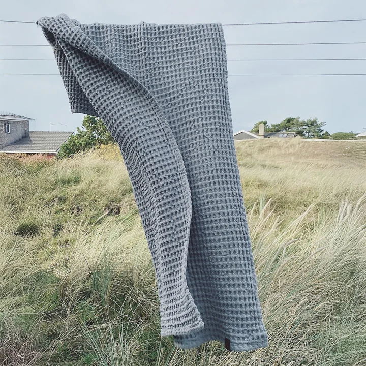 Das Badetuch mit Waffelstruktur von Humdakin, 70 x 135 cm, stone