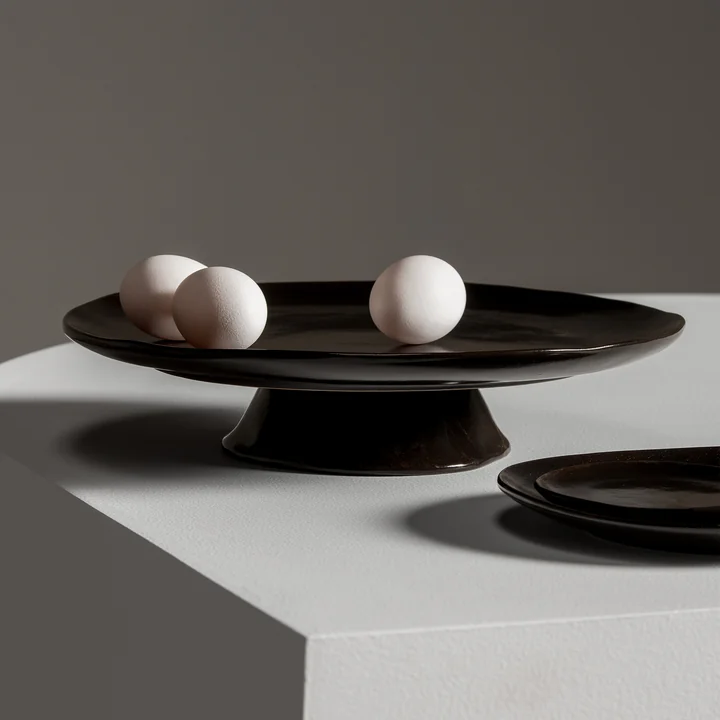 Serax - La Mère Grosser Teller mit Fuss, ebony