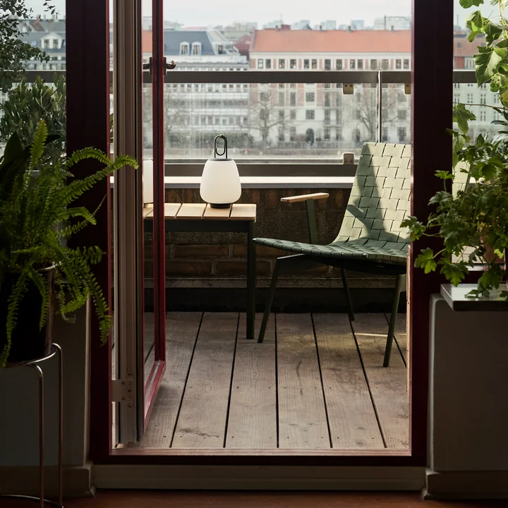 &Tradition - Ville AV45 Outdoor Lounge Chair mit Armlehnen, Lucca SC51 Portable Akku LED Outdoor-Leuchte