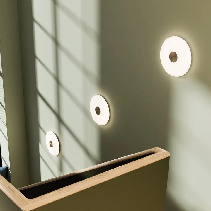 Northern - Glint LED Wandleuchte, large, opalweiss / Messing, Ø 36 cm