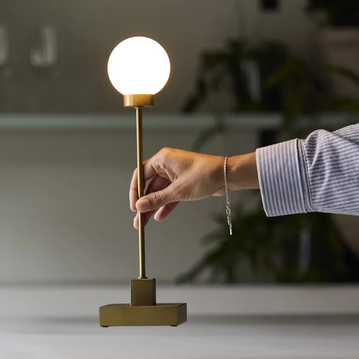 Northern - Snowball LED Tischleuchte mit Akku, Messing