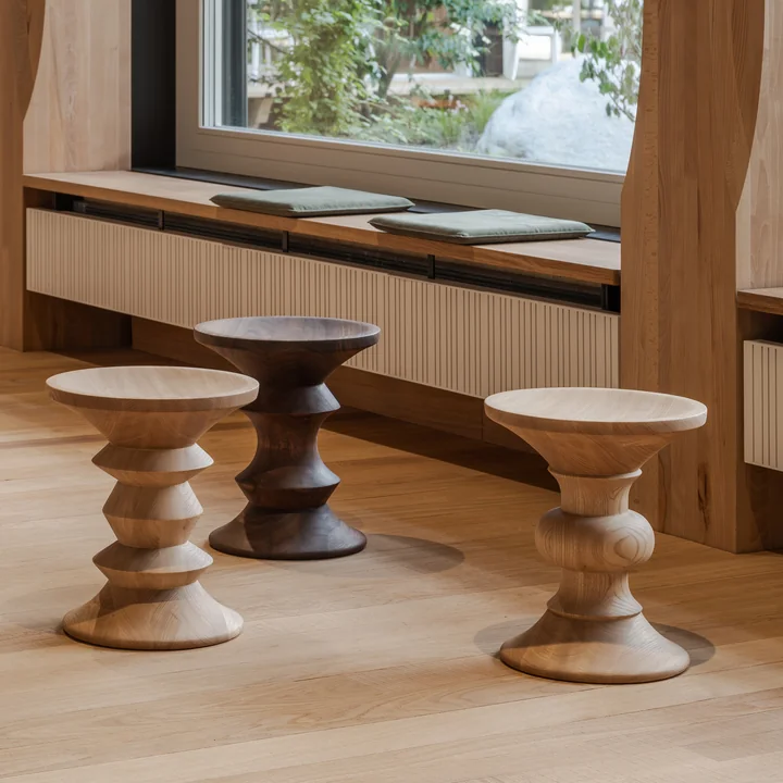 Vitra - Eames Hocker, Kastanie natur und Nussbaum dunkel