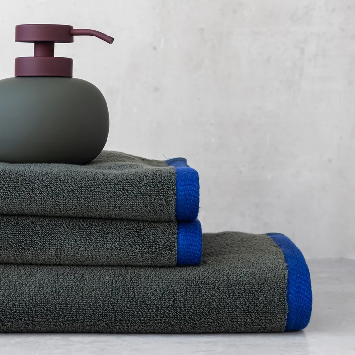 Mette Ditmer - Lotus Play Seifenspender, H 13 cm, dunkeloliv mit weinrotem Deckel