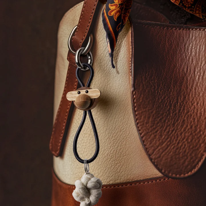 Kay Bojesen - Affe Schlüsselanhänger, Teak geölt / Limba geölt / silber / Leder schwarz