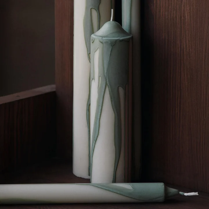 Ferm Living - Dryp Blockkerzen und Stabkerzen, teegrün / weiss