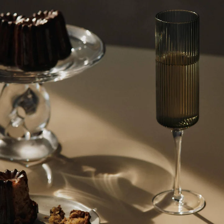 Ferm Living - Ripple Champagnerflöte, smoked grey