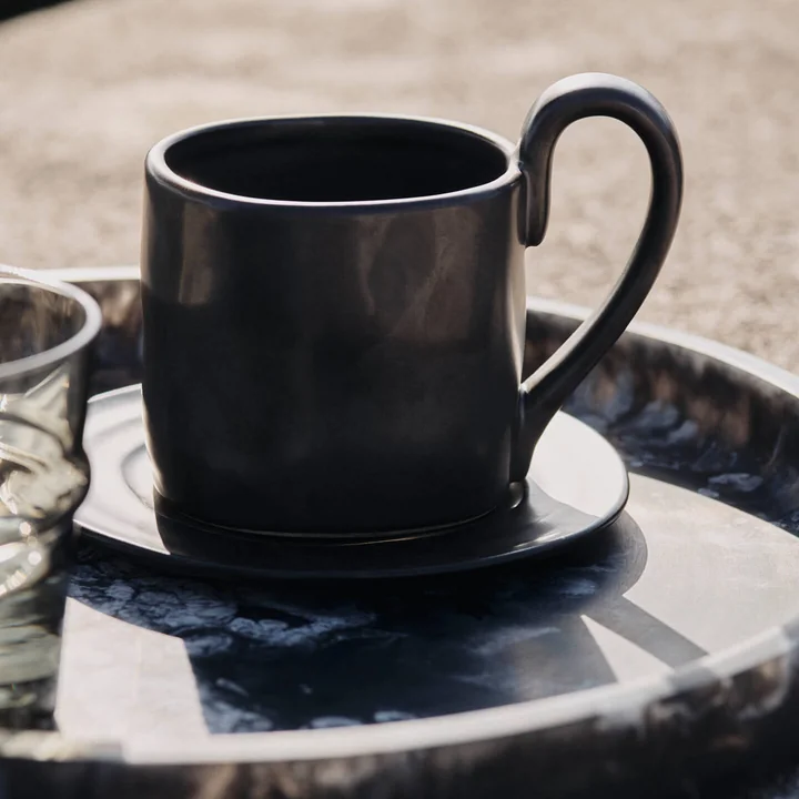 Ferm Living - Flow Tasse mit Untertasse, schwarz