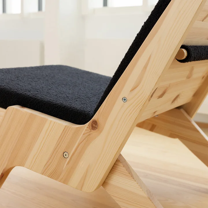 Karup Design - Sway Lounge Chair mit Sitzkissen, Kiefer natur / midnight grey