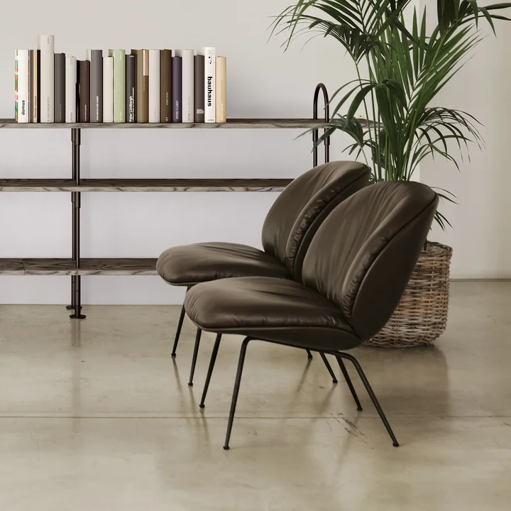 Gubi - Beetle Soft Lounge Chair, Vollpolsterung, schwarz matt / Coffee (Smooth Leder)