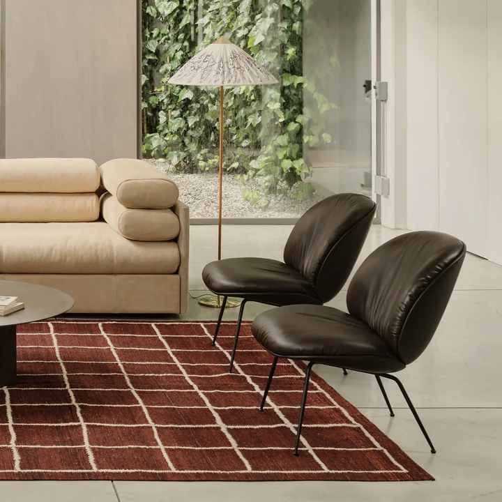 Gubi - Beetle Soft Lounge Chair, Vollpolsterung, schwarz matt / Coffee (Smooth Leder)
