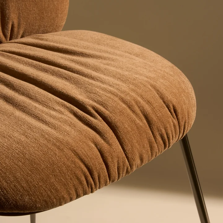 Gubi - Beetle Soft Chair, Vorne gepolstert, Chrom schwarz / Sitzschale walnuss / Belsuede Special FR Dedar (132)