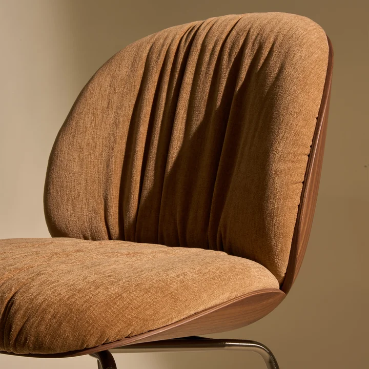 Gubi - Beetle Soft Chair, Vorne gepolstert, Chrom schwarz / Sitzschale walnuss / Belsuede Special FR Dedar (132)