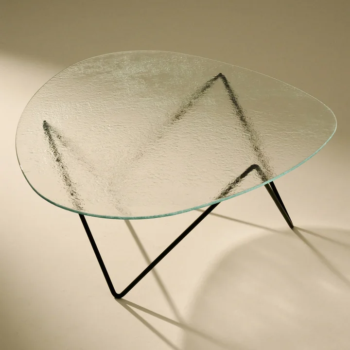 Gubi - Pedrera Couchtisch, schwarz semi matt / Glas strukturiert transparent