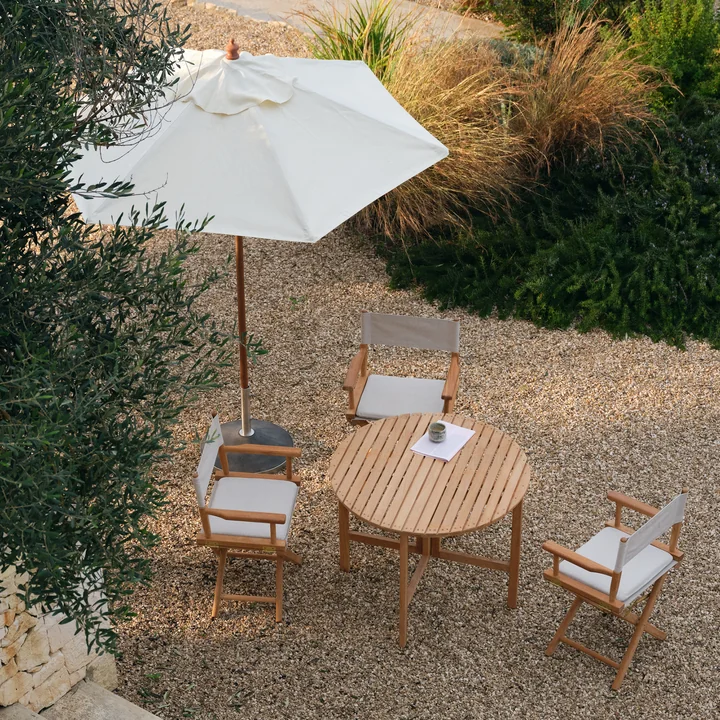 Fritz Hansen - Skagerak Messina Sonnenschirm, Director's Chair und Selandia Tisch