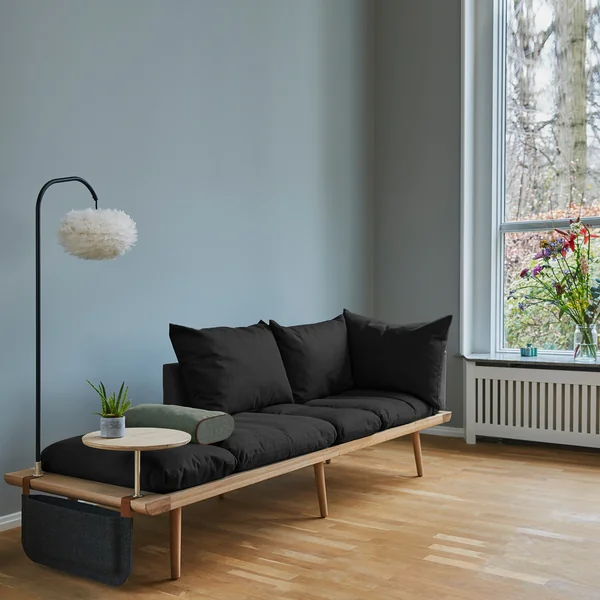 Das Umage - Lounge Around 3-Sitzer Sofa im Raum arrangiert