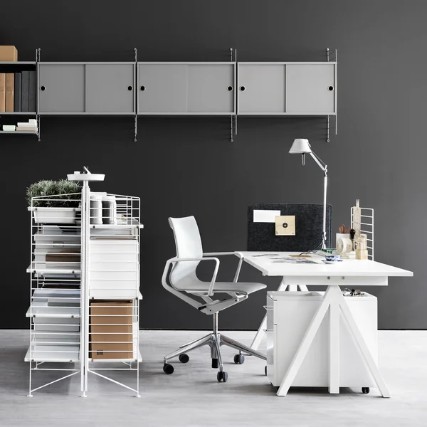 Works Freistehendes Regal und Schreibtisch von String