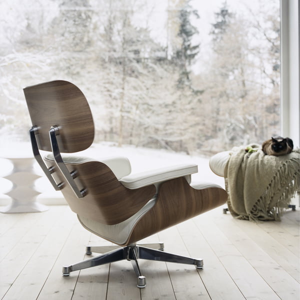 Winterlich: der Vitra Lounge Chair in Weiss