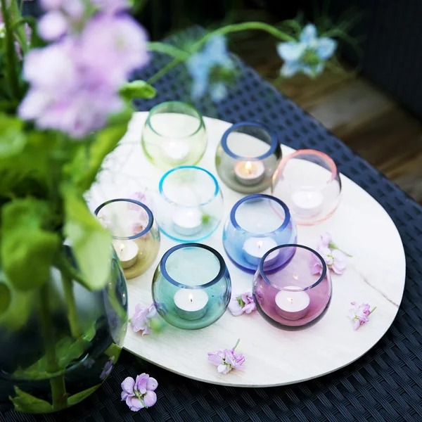 Klare Formgebung und frohe Farben