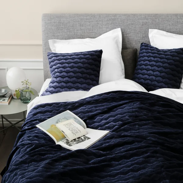 Kubus Kissen und Tagesdecke von Georg Jensen Damask