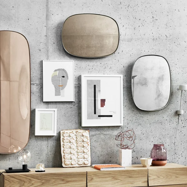Gerahmte Spiegel an der Wohnzimmerwand
