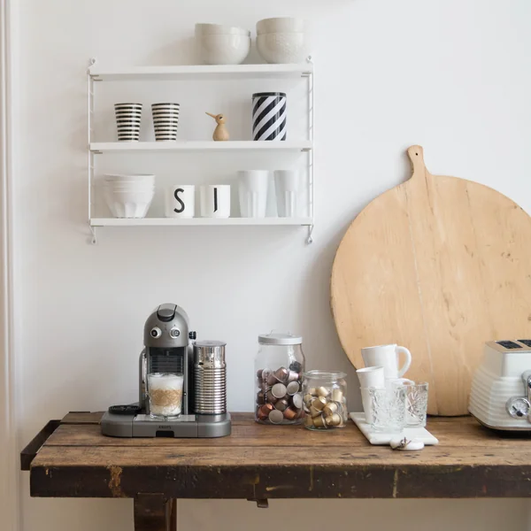 Küche im Scandi Look String Pocket weiss