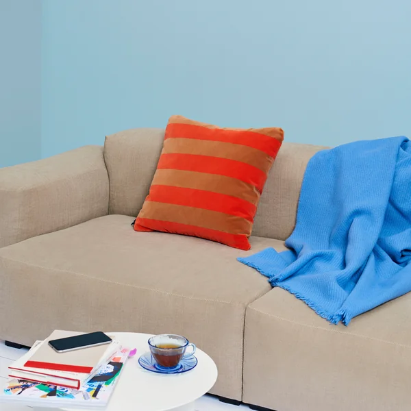 Soft Stripe Kissen 50 x 50 cm von HAY in rot mit Mono Wolldecke in sky blue