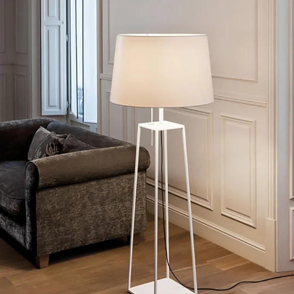 Tiffany 1 Stehleuchte von Carpyen in weiss im Wohnzimmer