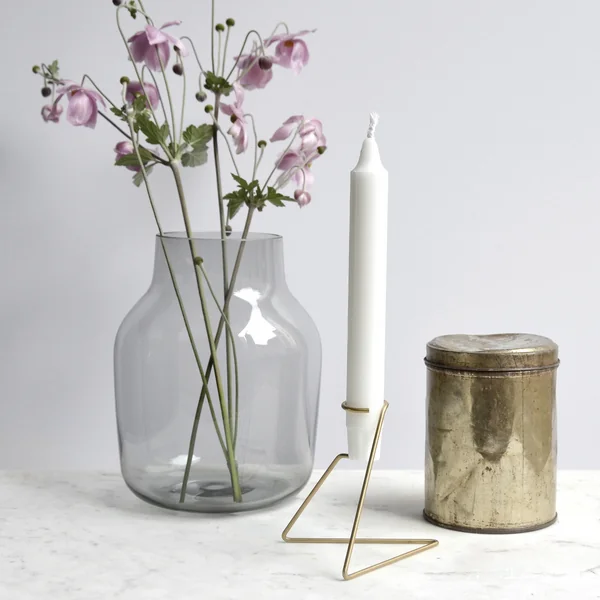 Kerzenhalter von Moebe in Messing neben Blumenvase und Dose