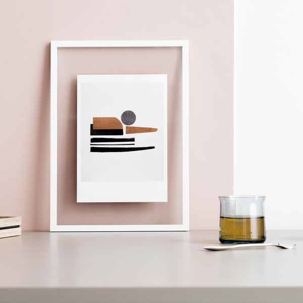 Frame Bilderrahmen von Moebe in weiss auf dem Tisch