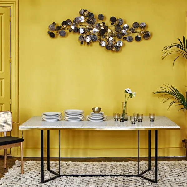 Terrazzo Esstisch von red edition, 190 x 90 cm in bianco vor einer gelben Wand