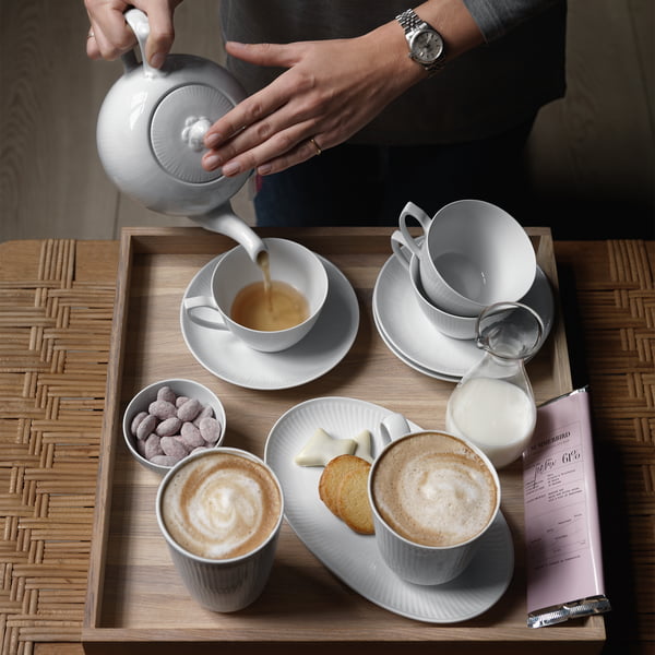 Weiss Gerippt Tasse, Kanne und Teller von Royal Copenhagen auf der Kaffeetafel