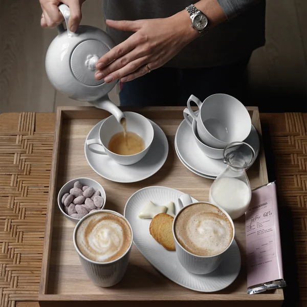 Weiss Gerippt Tasse, Kanne und Teller von Royal Copenhagen auf der Kaffeetafel