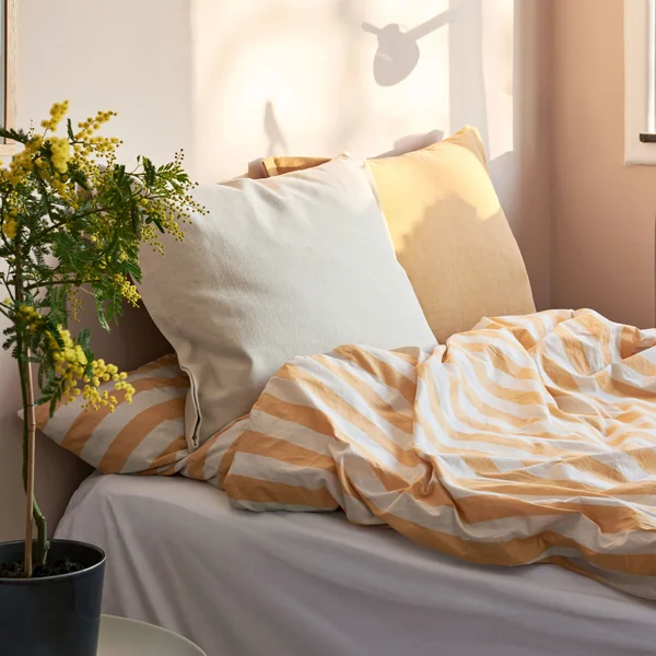 Été Bettwäsche in warm yellowmit Plica Tint Kissen von HAY