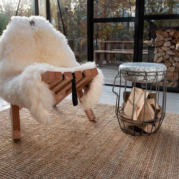 Carrier Holzaufbewahrung & Hocker sowie Fieldchair mit Schaffell von Weltevree