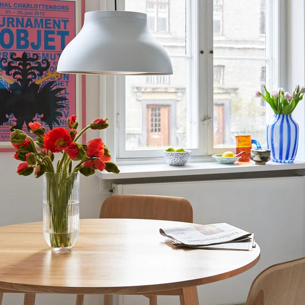 PC Pendelleuchte von HAY über dem Esstisch