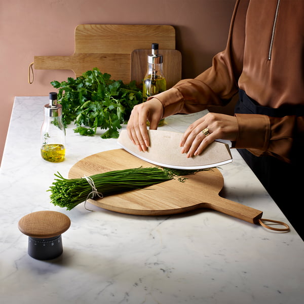Kurzzeitmesser, Pizza- und Kräutermesser, Selbstbewässernder Herb-Organiser und Nordic Kitchen Holzschneidebrett von Eva Solo