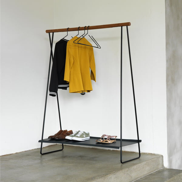 Clothes Rack Shelf Garderobenständer von LindDNA in Stahl schwarz / Eiche Natur / Hippo anthrazitschwarz