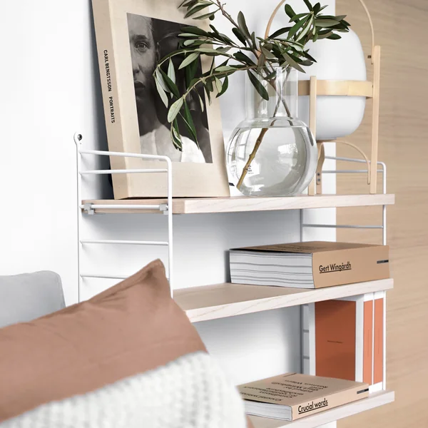 Das Pocket Regal von String als Nachttisch im Schlafzimmer