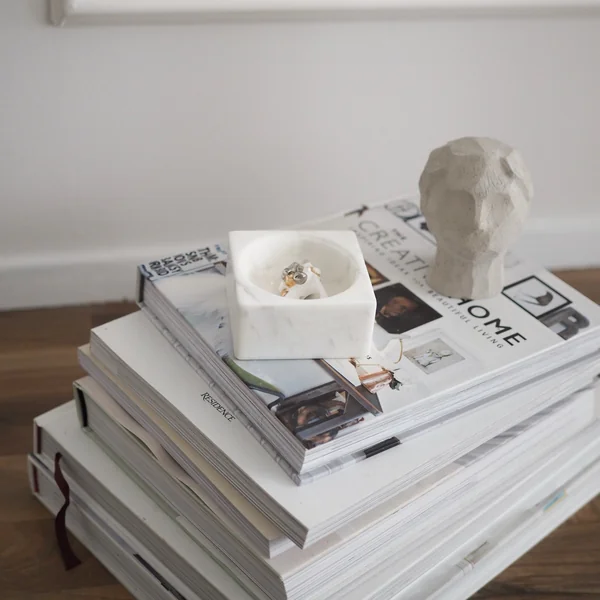 Bücherstapel auf dem Boden