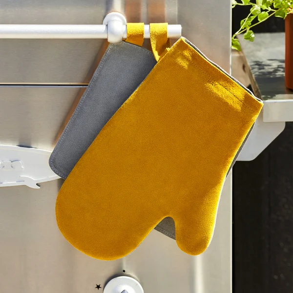 Suede Ofenhandschuhe, gelb - Suede Topflappen, 21,5 x 21,5 cm, gelb von HAY.