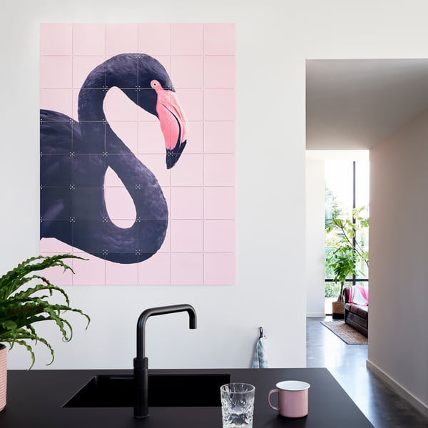 Black Flamingo Poster von IXXI in einer modern eingerichteten Küche