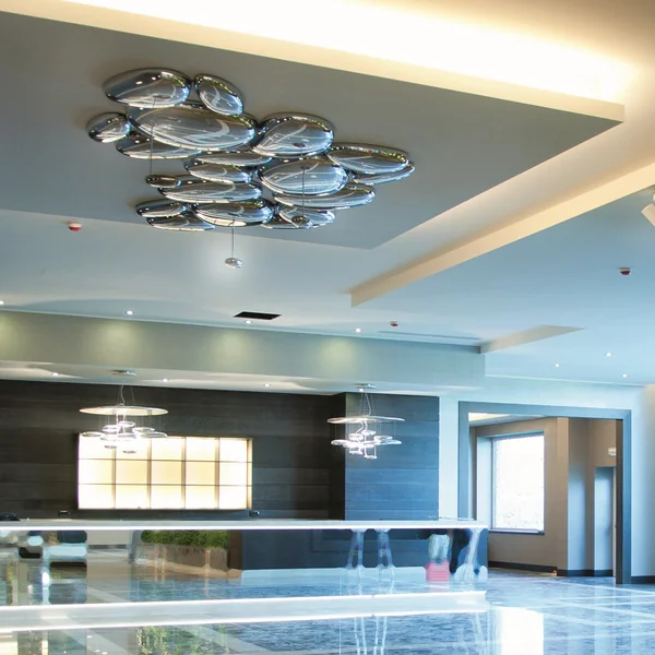 Die Skydro LED-Deckenleuchte im futuristischen Ambiente