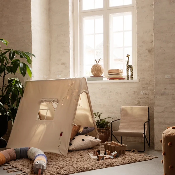Der Desert Chair Kids von Ferm Living in einem organisch eingerichteten Kinderzimmer mit Spielzelt und gemütlichem Teppich