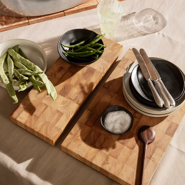 Das Chess Schneidebrett von Ferm Living in seinen verschiedenen Grössen mit Geschirr und Besteck